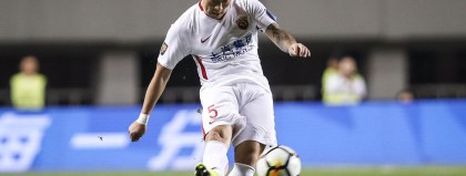 上海上港后防铁闸石柯：从中超冠军到400场里程碑，33岁老将还在跑