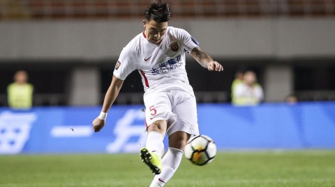 上海上港后防铁闸石柯：从中超冠军到400场里程碑，33岁老将还在跑