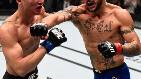 8秒惊天飞膝！阿尔多KO斯旺森一战封神