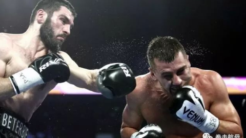 “俄版泰森”贝特比耶夫十回合三度击倒劲敌，加冕轻重量级三冠王