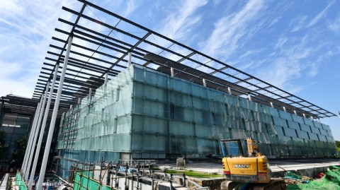 “冰堡”初现：国家体育馆扩建部分玻璃幕墙工程完美收官