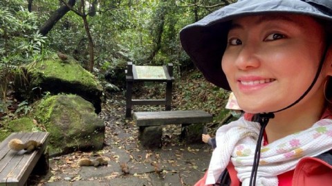 Selina全副武装挑战七星山 笑叹山上天气如谜腿软也值得