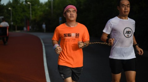 一根陪跑绳，两个世界的信任：在清晨的奥森，他们共同向光奔跑