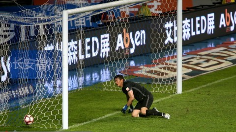 标题：奥斯卡闷人引爆冲突，富力1-1上港越位争议成焦点