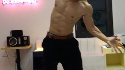 Rain减重十公斤展露迷人下巴线条 肌肉身材彰显健硕魅力