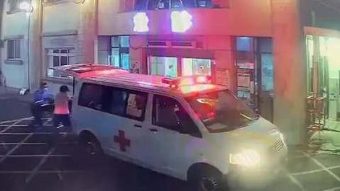 小意外，拜仁大巴在返回训练基地时与一辆路边奔驰车发生剐蹭