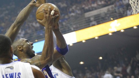 詹姆斯里程碑夜肯纳德0.6秒绝杀，湖人1分险胜魔术豪取九连胜