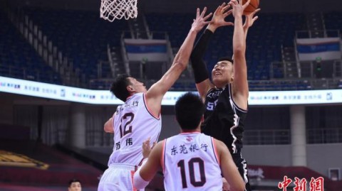 四川主场差点上演逆袭好戏，广东宏远靠“轩奎组合”惊险过关！徐杰这状态让球迷心慌慌