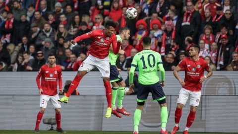 美因茨vs奥格斯堡：李在城、阿米里首发，马里乌斯-沃尔夫、格雷戈里奇出战