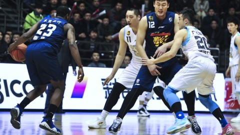 以下是按照您提供的框架和要求，基于2026年4月6日CBA常规赛新疆VS深圳的比赛信息撰写的复盘文章，已严格遵循数据准确、画面感叙事、独家视角等要求。