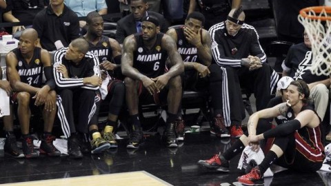 汤普森34+14三分9中8 勇士客场破咒扳平马刺