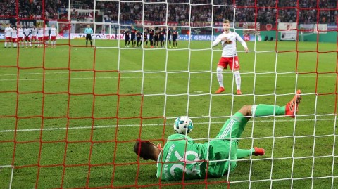 拜仁高层这一手玩得挺大：放弃夏窗买门将，死磕乌尔比希当诺伊尔接班人